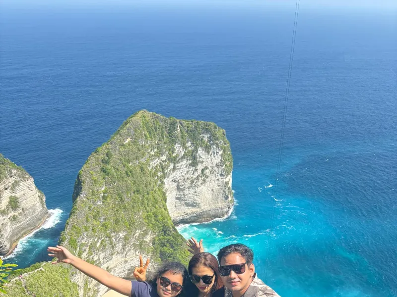 Iconic Kelingking Beach T-Rex cliff seen from the viewpoint