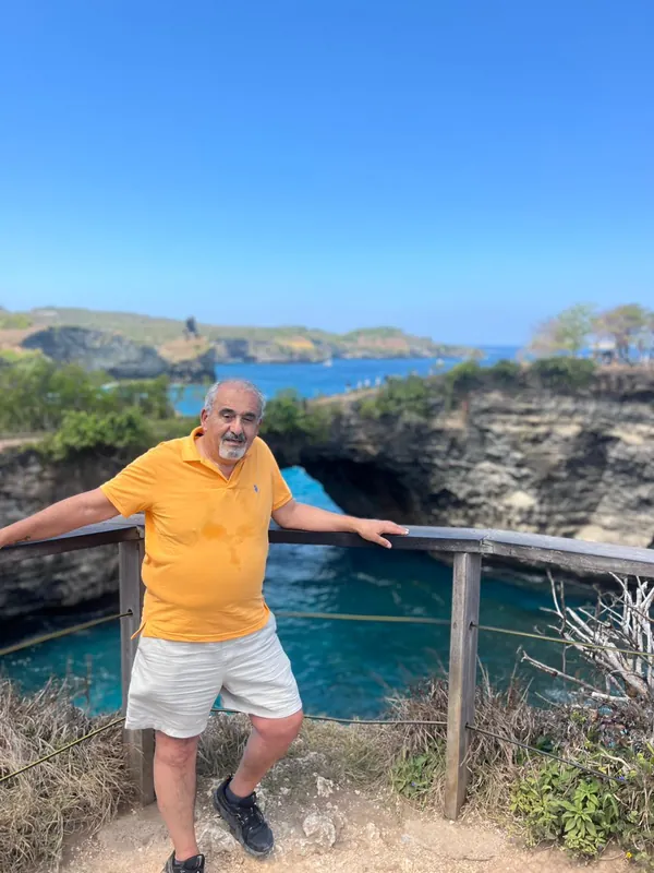 Guest at Broken Beach with the turquoise lagoon behind