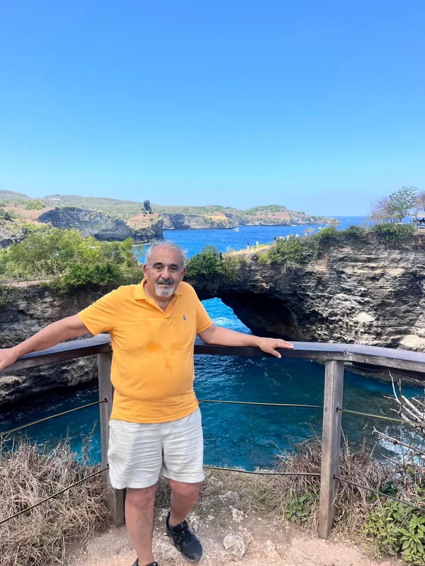 Guest at Broken Beach (Pasih Uug) with the turquoise lagoon behind