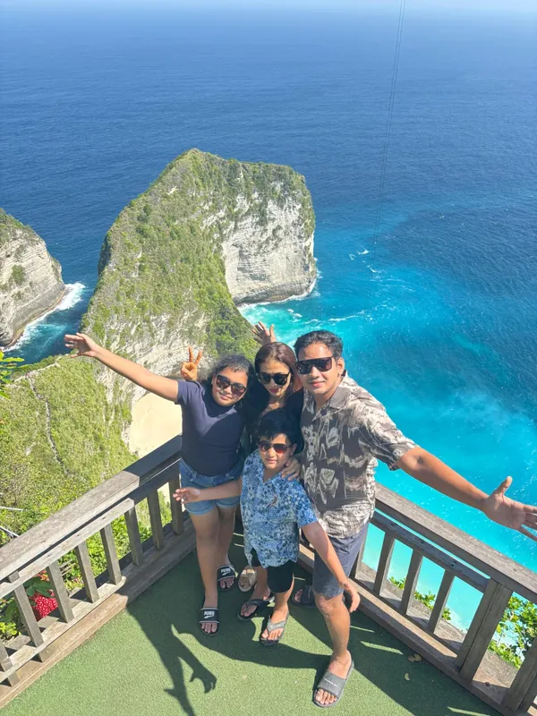 Family of guests posing at the Kelingking Beach T-Rex viewpoint