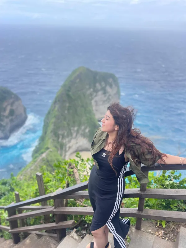 Solo traveller at the Kelingking Beach viewpoint