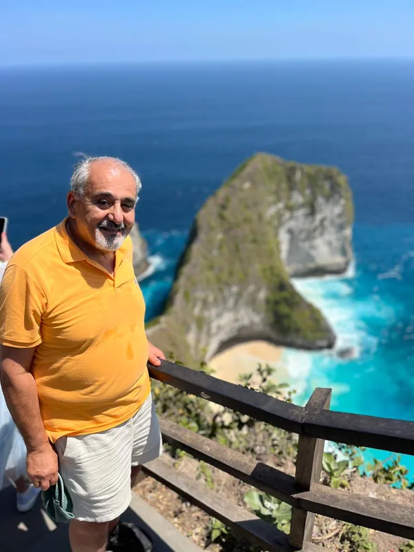 Guest at the Kelingking Beach viewpoint railing