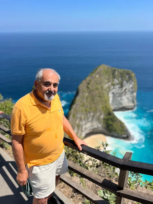 Guest at the Kelingking Beach viewpoint railing